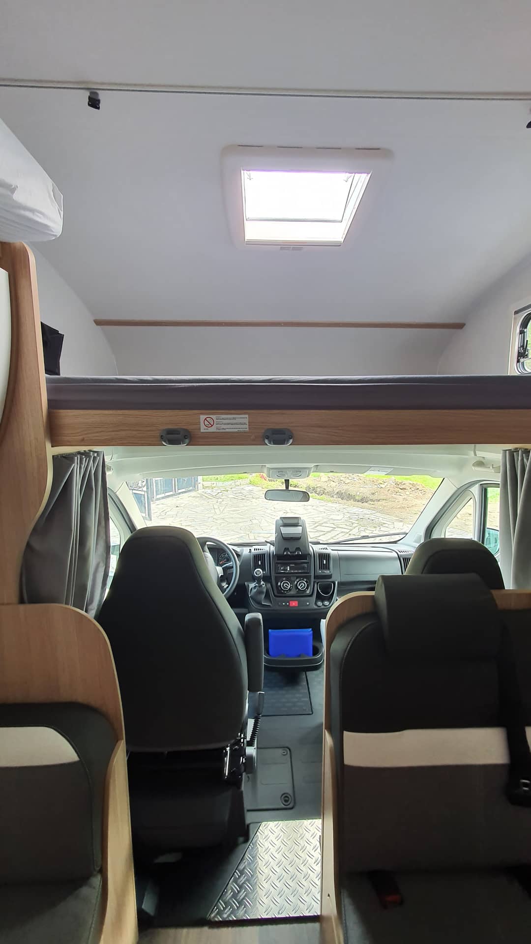 interior-autocaravana-alquiler-6plazas-ribeira-sacra-lugo
