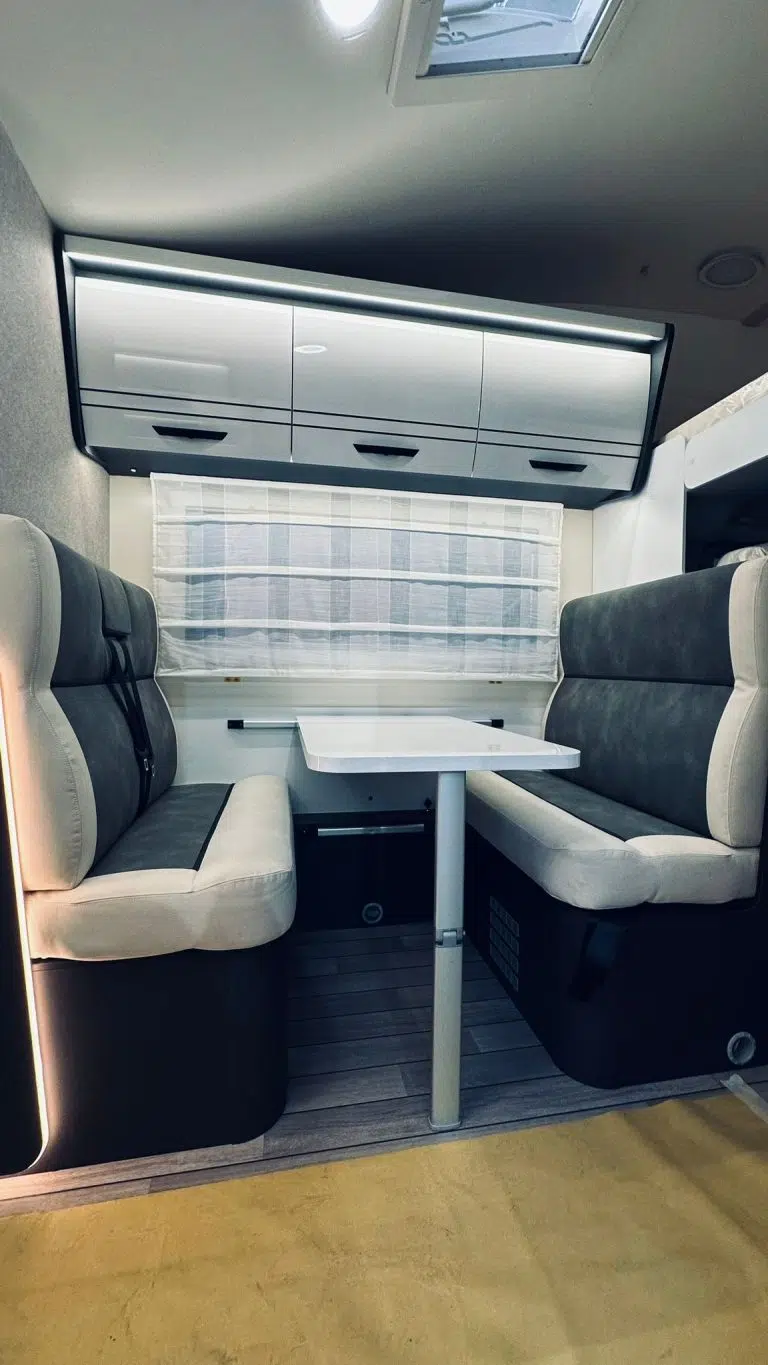 Alquiler 6 plazas Capuchina McLoius Glamys 320 en Barcelona