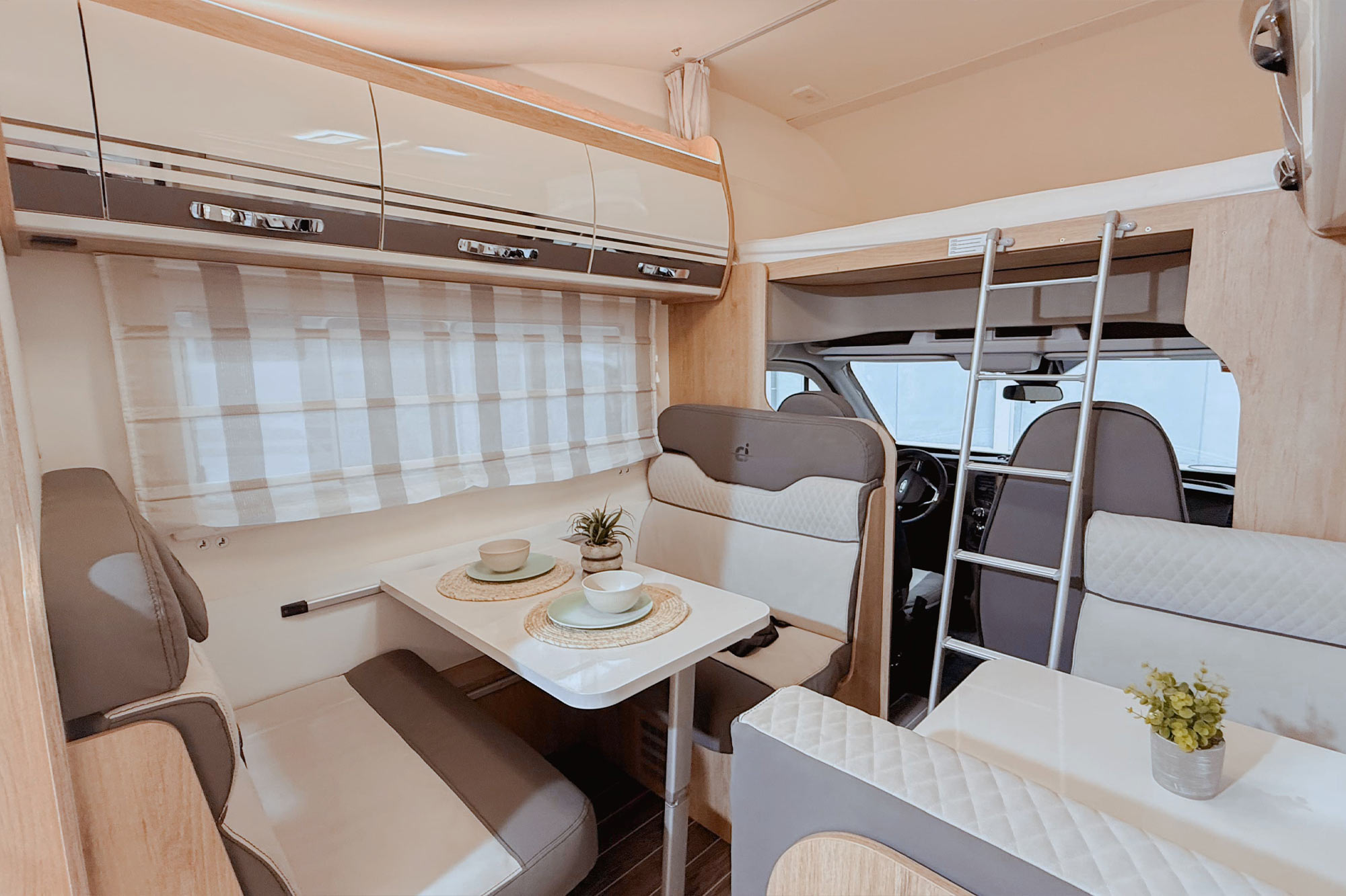 Alquiler-de-autocaravanas-en-Murcia.-Alquiler-de-Autocaravanas-en-Alicante.CAPUCHINA-HORON-77M-interior-13-1 (Copia)