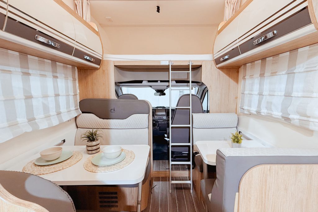 Alquiler-de-autocaravanas-en-Murcia.-Alquiler-de-Autocaravanas-en-Alicante.CAPUCHINA-HORON-77M-interior-13-14 (Copia)