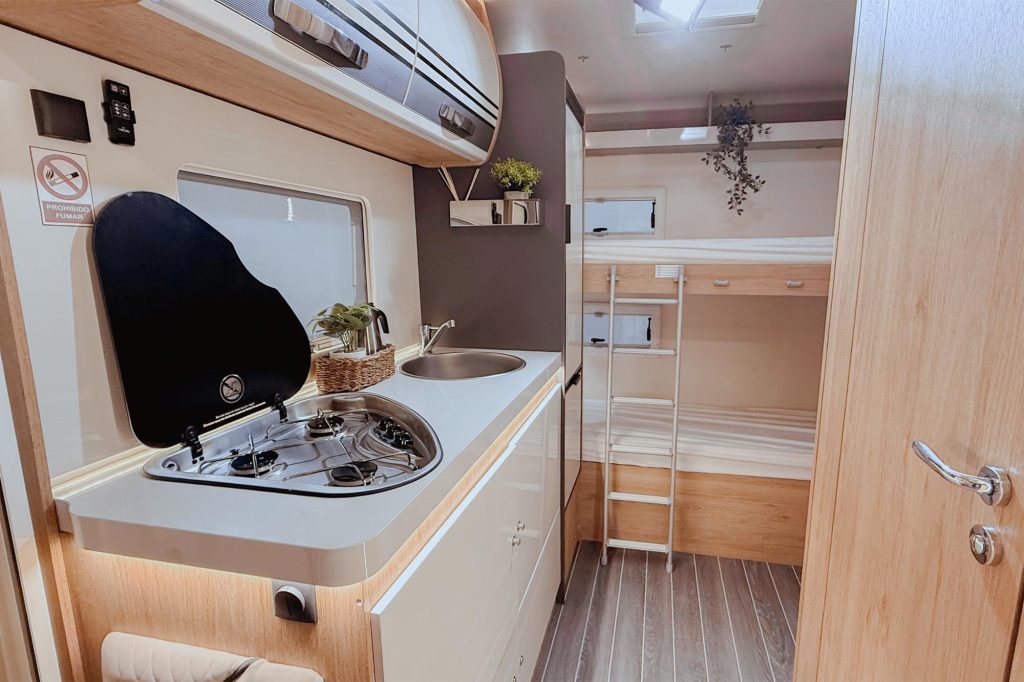 Alquiler-de-autocaravanas-en-Murcia.-Alquiler-de-Autocaravanas-en-Alicante.CAPUCHINA-HORON-77M-interior-13-3 (Copia)
