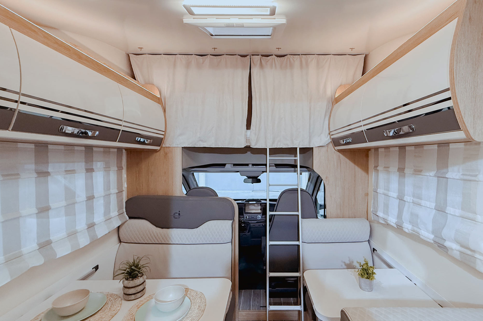 Alquiler-de-autocaravanas-en-Murcia.-Alquiler-de-Autocaravanas-en-Alicante.CAPUCHINA-HORON-77M-interior-13-4 (Copia)