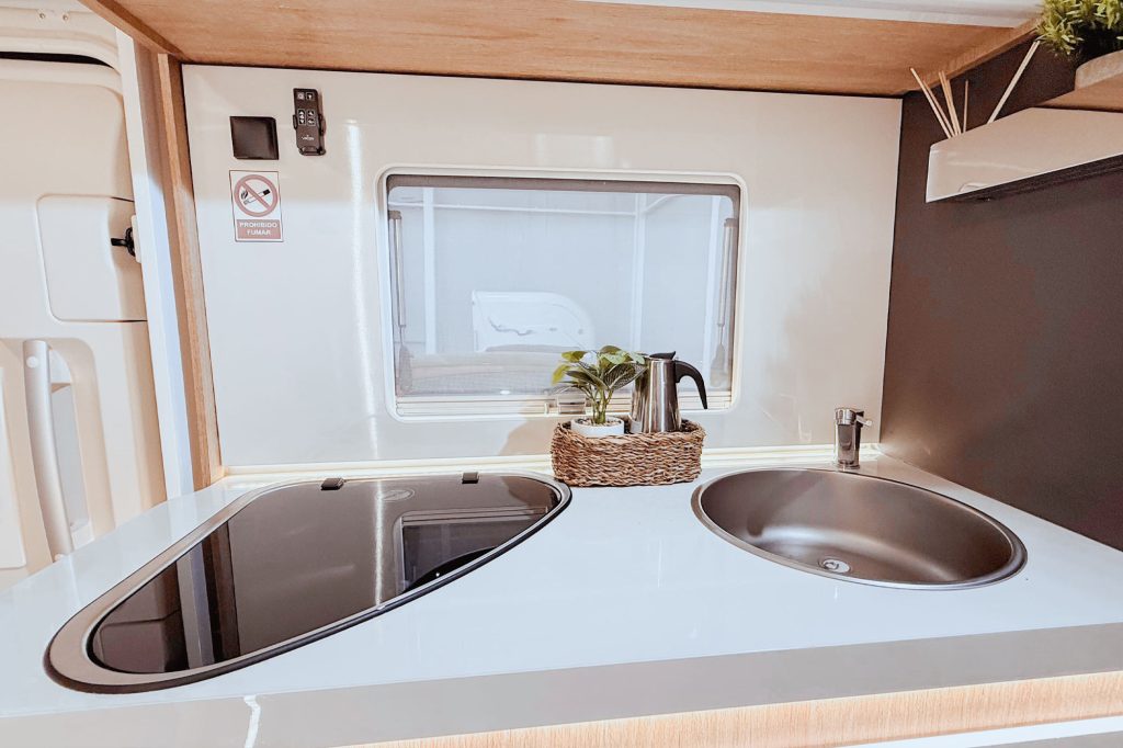 Alquiler-de-autocaravanas-en-Murcia.-Alquiler-de-Autocaravanas-en-Alicante.CAPUCHINA-HORON-77M-interior-13-7 (Copia)