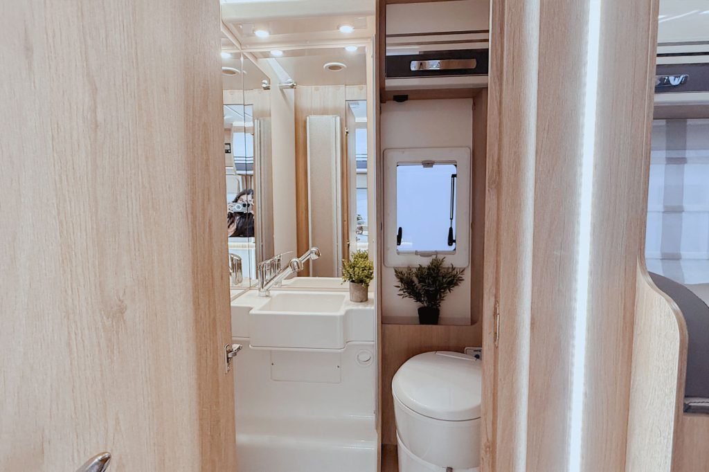 Alquiler-de-autocaravanas-en-Murcia.-Alquiler-de-Autocaravanas-en-Alicante.CAPUCHINA-HORON-77M-interior-13-8 (Copia)