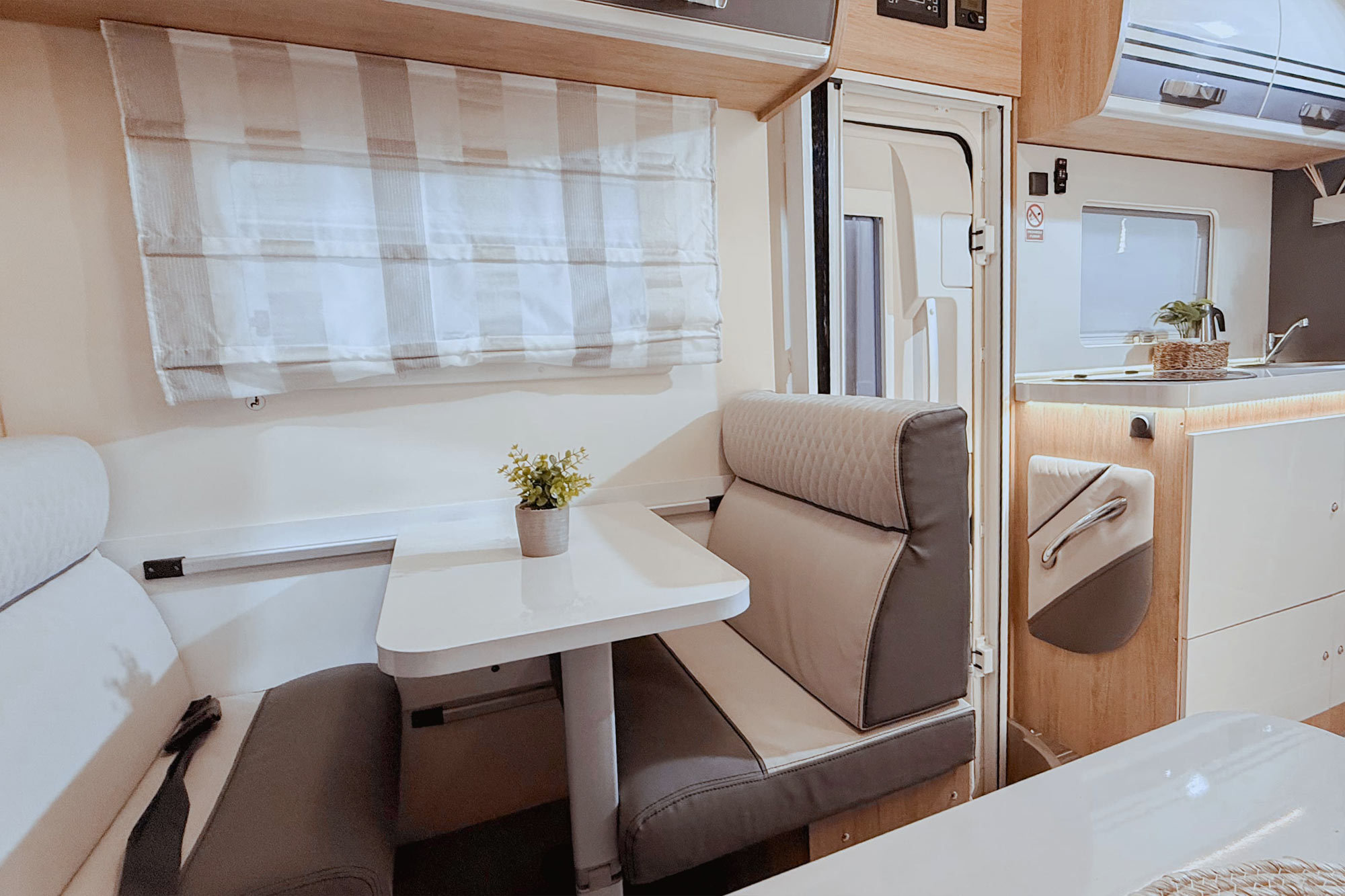Alquiler-de-autocaravanas-en-Murcia.-Alquiler-de-Autocaravanas-en-Alicante.CAPUCHINA-HORON-77M-interior-13-9 (Copia)
