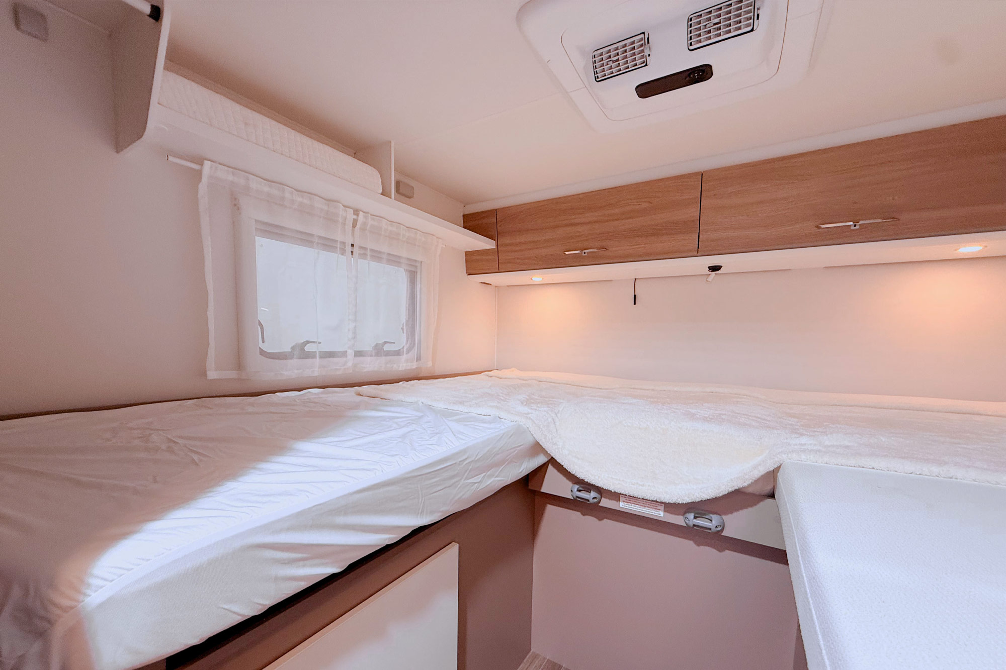 Blucamp-Ocean-527-Renaul-T-3-interior-4 (Copia) (Copia) (Copia)