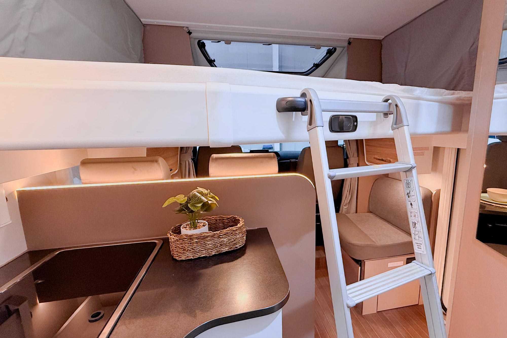 Blucamp-Ocean-527-Renaul-T-3-interior-5 (Copia) (Copia) (Copia)