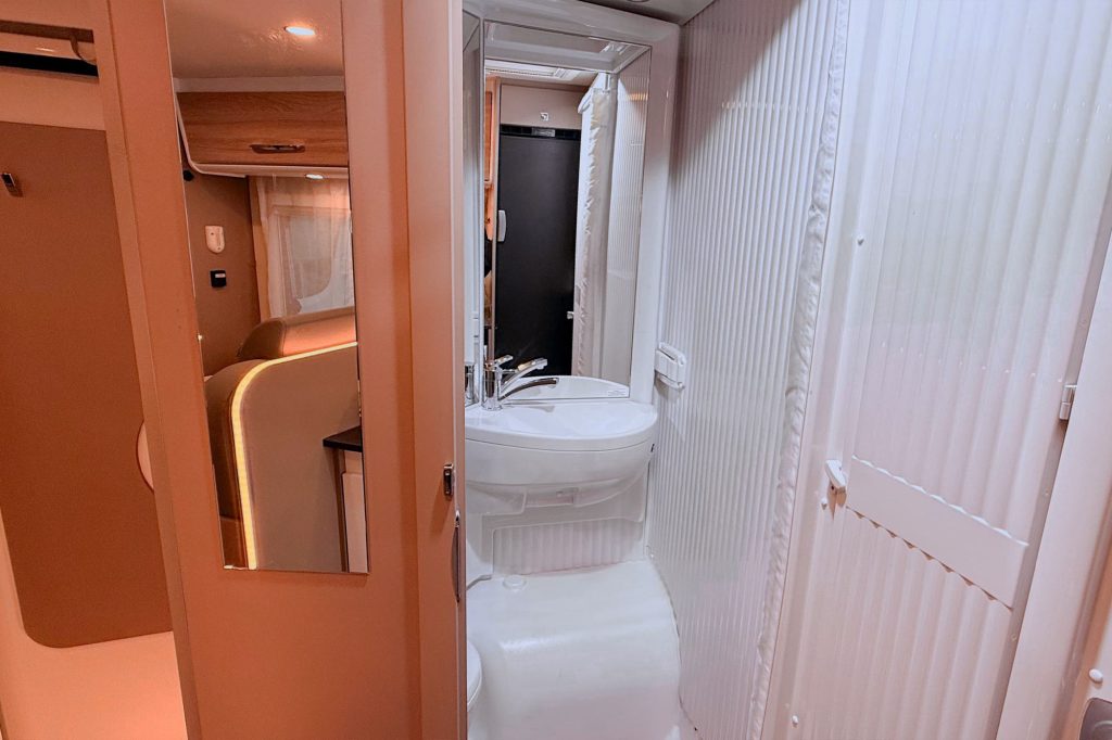 Blucamp-Ocean-527-Renaul-T-3-interior-7 (Copia) (Copia) (Copia)