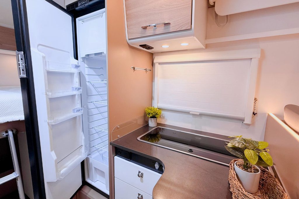 Blucamp-Ocean-527-Renaul-T-3-interior-8 (Copia) (Copia) (Copia)