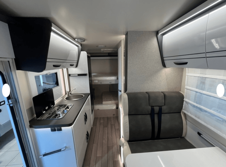 Alquiler 6 plazas Capuchina McLoius Glamys 320 en Barcelona