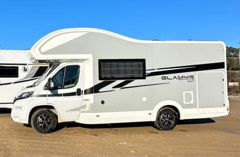 Alquiler 6 plazas Capuchina McLoius Glamys 320 en Barcelona