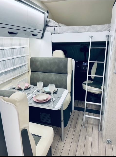 Alquiler 6 plazas Capuchina McLoius Glamys 320 en Barcelona