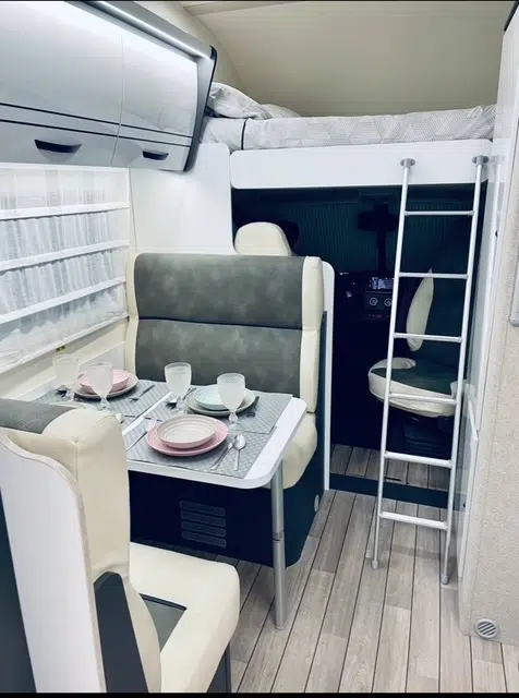Alquiler 6 plazas Capuchina McLoius Glamys 320 en Barcelona