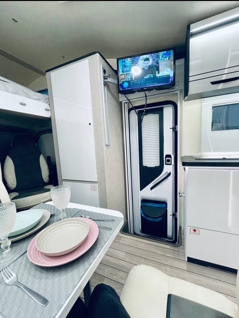 Alquiler 6 plazas Capuchina McLoius Glamys 320 en Barcelona
