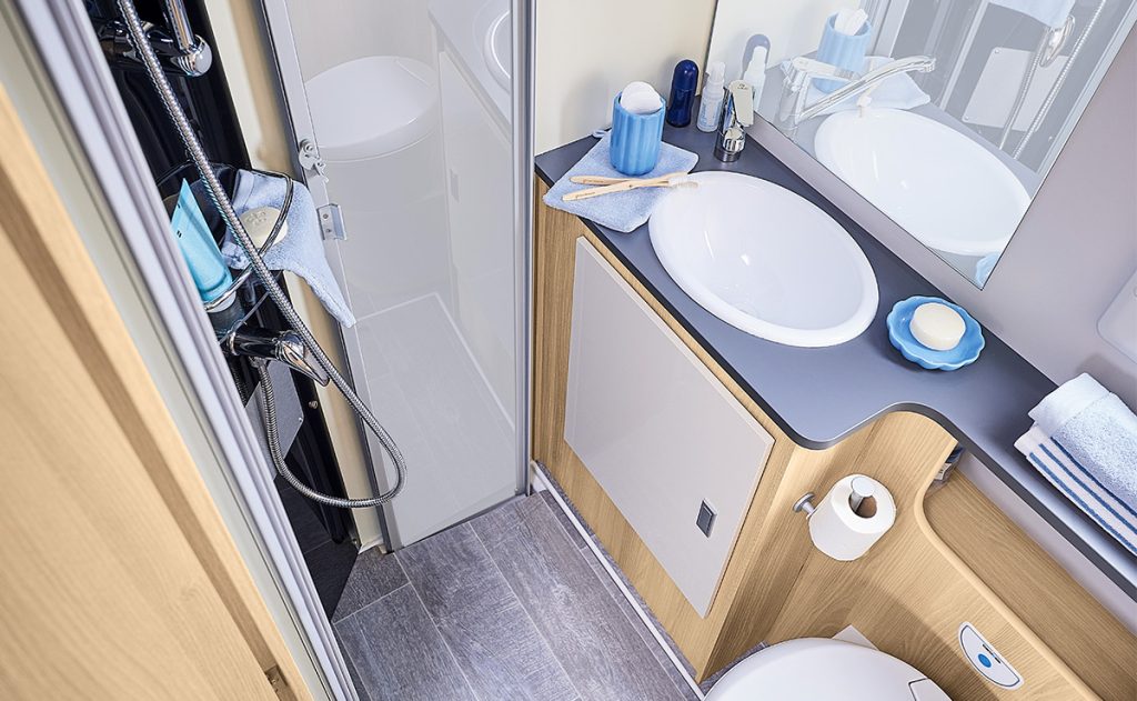 camping-car-itineo-pj700-salle de bain
