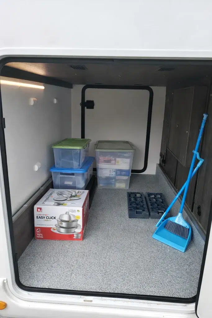 bodega-campervan-D9UAVk6b