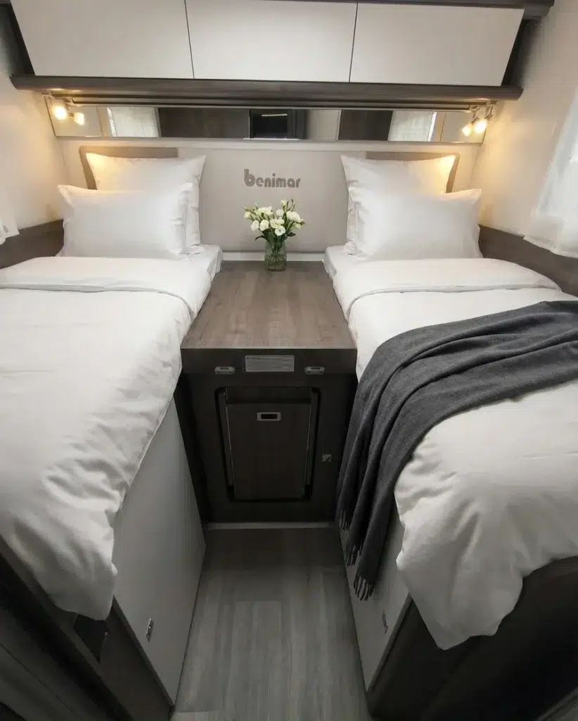 couple-campervan-BT6UcvJE