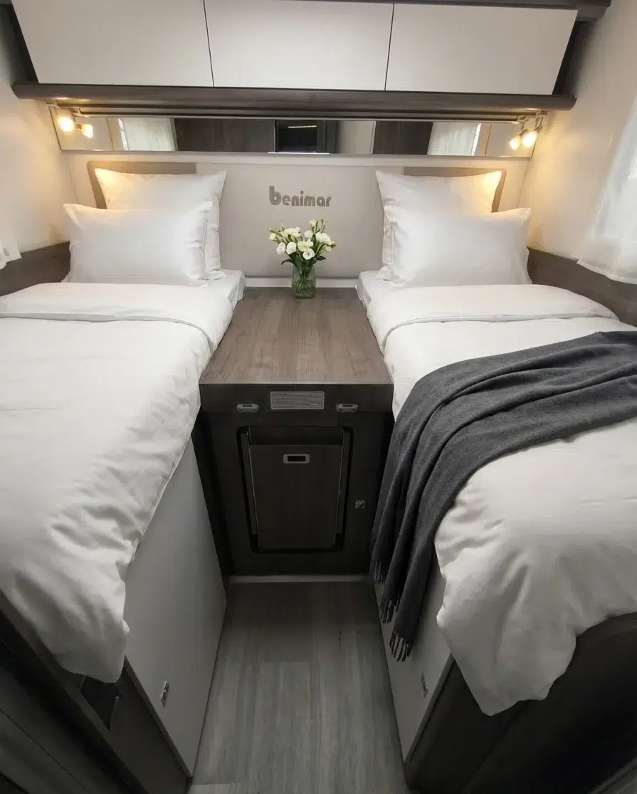 couple-campervan-BT6UcvJE