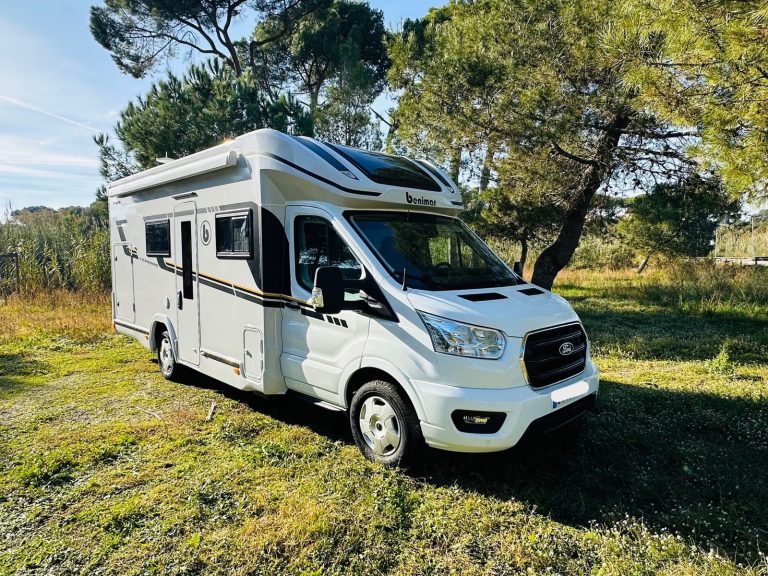 Alquiler 6 plazas Benimar Tessoro T425 en Barcelona