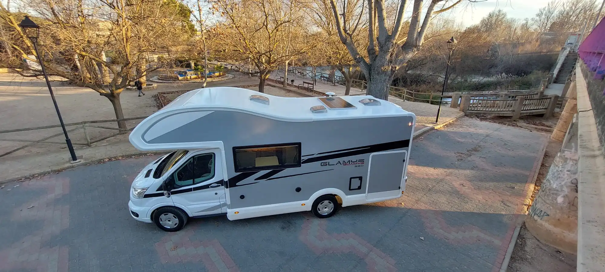 Alquiler 6 plazas Mc Louis Glamys 320 en Albacete