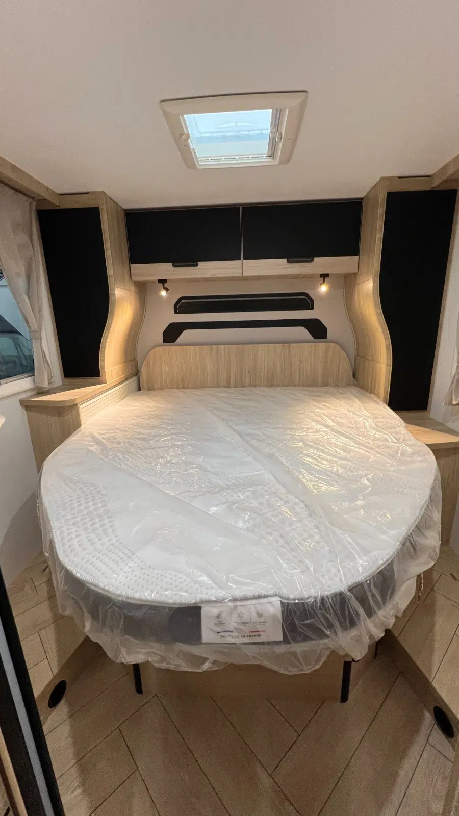 Alquiler 4 plazas Challenger 328 Graphite Edition en Barcelona