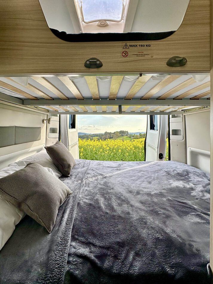Camas-Abajo-Camper-Adria-Twin-713×950
