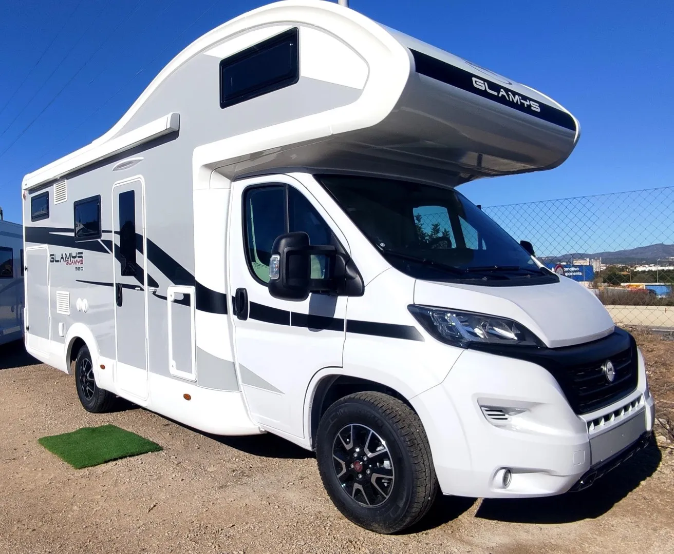 Alquiler 6 plazas Mc Louis Glamys 320 en Sevilla