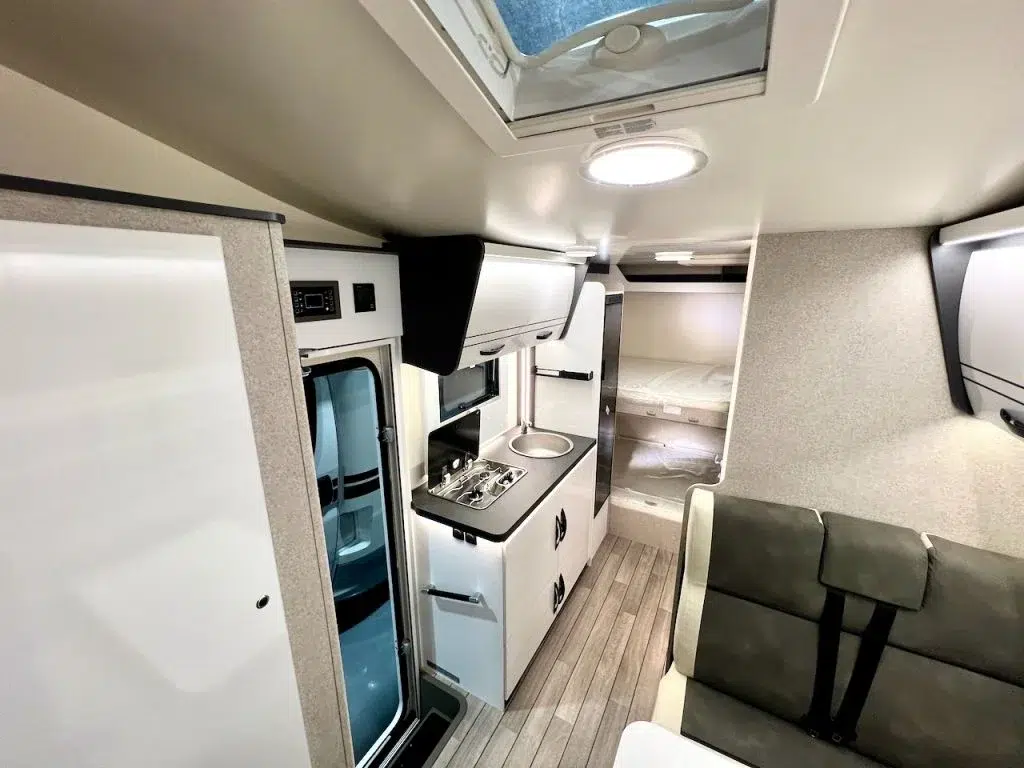 McLouis-Glamys-320-interior-alcala-camper-3