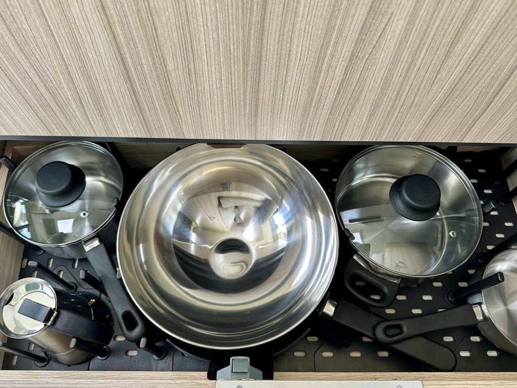Menaje-Cocina-Camper-Adria-Twin-e1749892745413