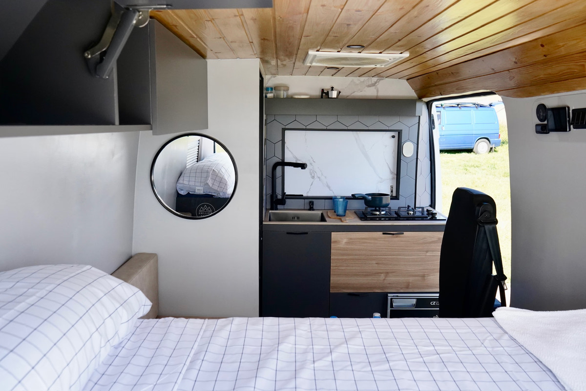 Alquiler 4 plazas CamperVan Cine en Cantabria