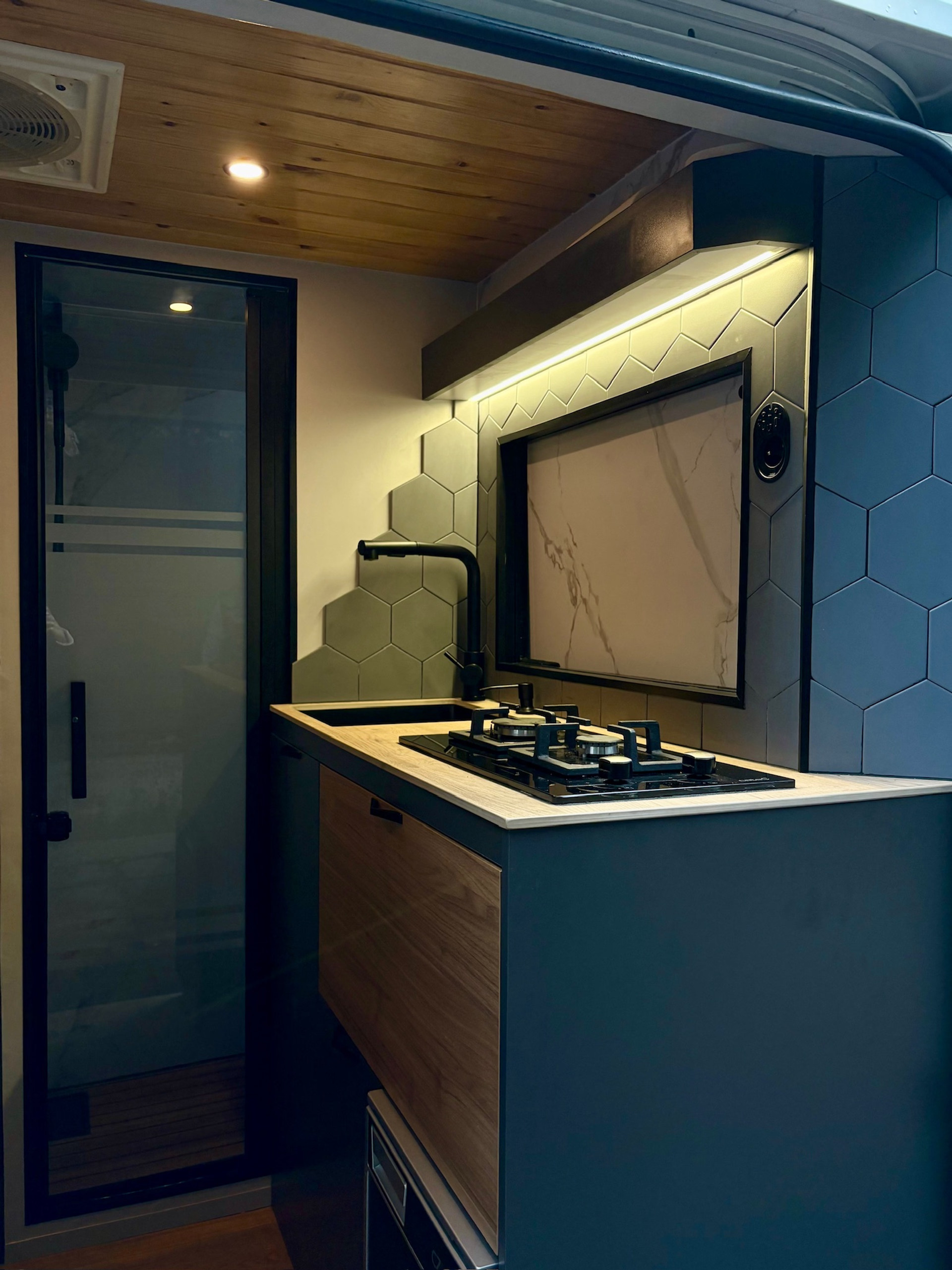 Alquiler 4 plazas CamperVan Cine en Cantabria