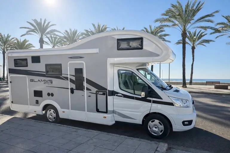 Alquiler 6 plazas Mc Louis Glamys 320 en Barcelona