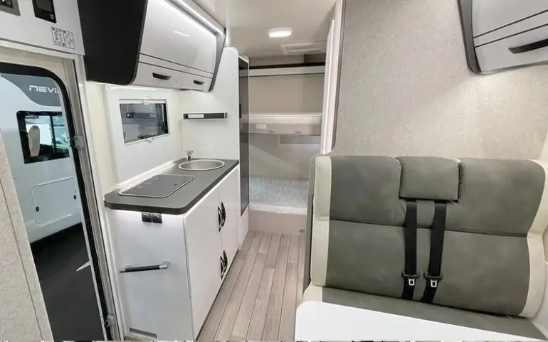 Alquiler 6 plazas Mc Louis Glamys 320 en Barcelona